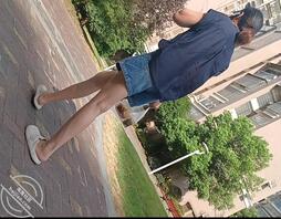 穿平底鞋的大长腿