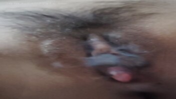 金币福利贴第一视角玩弄老妈的骚穴，扣的老妈嗯嗯叫