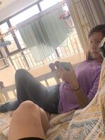 (原创)偷偷把脚放妈妈屁股下面被发现了,赶紧说要带妈妈逛商场1