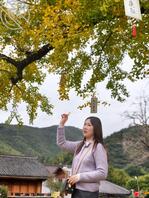 湖州人妻少妇，又想叫我干她骚笔。干多了没兴趣了，喊她妈一起玩，海友，一起