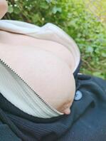 户外偷拍露出力作来了，带淫荡骚妻再次野外偷拍巨乳大奶，满足暴露人妻的爱好2