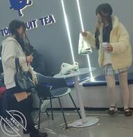 原创抄底 抄底黑白丝jk姐妹花2