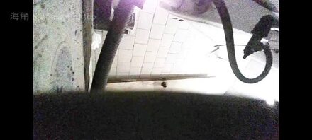 偷拍熟女老妈上厕所，老妈拉屎居然不关门，快来看我妈的大屁股