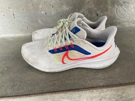 继续尾随美女高中生 爽玩她的骚鞋1