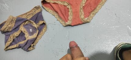 在后妈内裤上面发现了一滴精液