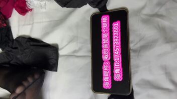 在丝袜堆里抚摸姐姐的黑丝美腿最后拿出电动……