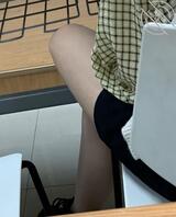 偷拍骚货女大的肉丝腿1