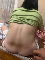 妈妈身痒让我帮她搽搽，掀起衣服那刻好想抓一把0