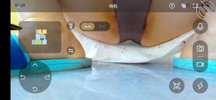 用扫地机器人偷拍妈妈的骚逼，太黑了，一看就是经常出去偷吃，太想艹我妈妈了1