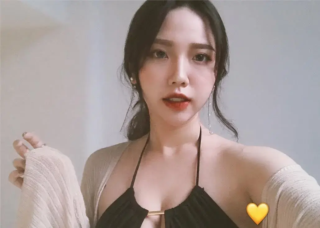 巨乳网红美甲师奈奈火辣登场 高颜值身材炸裂 口交上位内射全套