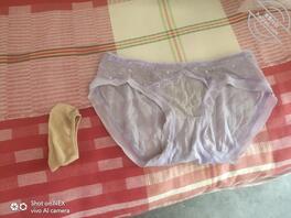 偷偷拿阿姨的原味蕾丝透明内裤打胶，爽歪歪1