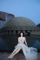 大一新生戴佳欣，长相极品，身材火辣，一双大长腿又直又长，皮肤白嫩，是很多男生心里的梦中情人0