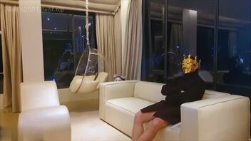 学校年会，戴着面具和学妹操逼，小骚逼阴水好多