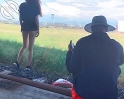 就喜欢把逼露出来---当着大爷的面玩露出，背后更是一丝不挂1