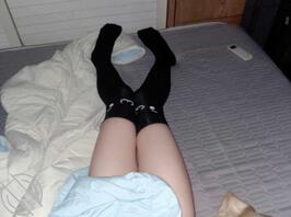 你 过来把我的丝袜脱掉。玩弄我的小骚穴。快一点0