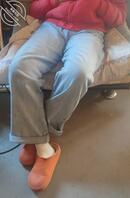 抚摸堂妹的大腿，并拍下照片和视频。（二）