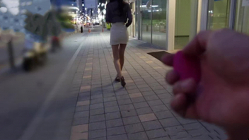 夹着跳蛋会网友被带到餐厅卫生间里爆操扯出跳蛋注入精液