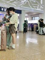 街拍女大学生白袜