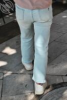 尾随偷拍小少妇，牛仔裤配翘臀真不错。