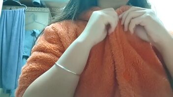 分享小女友在宿舍露出，室友就在她背后