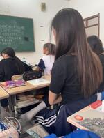 偷拍教室小白袜晾脚1