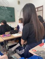 偷拍教室小白袜晾脚