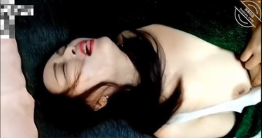 母子乱伦给熟女妈妈下药后强插骚穴，最后无套内射肥逼精液流了一地。1