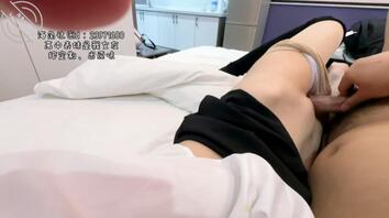 〖秘书114〗和老板秘书激战后去见客户,给她灌醉后一直乱摸她,还要带走0