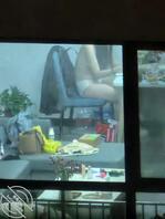 偷拍到对面楼小姐姐裸奔1