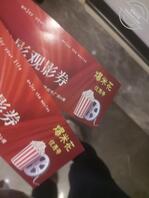 【原创】在电影院巨乳小姨子给我口交，商场楼梯间吃鸡巴2