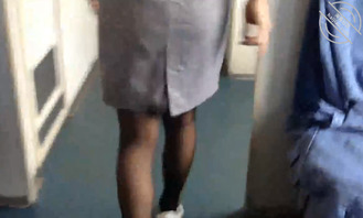 在火车的厕所里强干了我的巨乳老妈，白花花奶子随着火车摇摆起来，刺激！！1