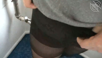 在火车的厕所里强干了我的巨乳老妈，白花花奶子随着火车摇摆起来，刺激！！2