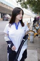 穿着校服在公交车站漏出2