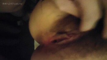 谁能想到可爱的外表下会这么骚，母狗在线求操，各位把精子射到她脸上