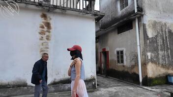 【露出专题】骚逼穿着透明薄纱长裙，城中村白天诱惑过路老头