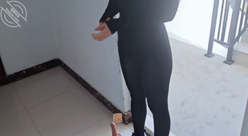 连体丝袜性感老婆楼道发情，直接用邻居的门自慰，被朋友干到高潮内射1