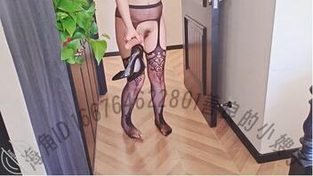 堕落嫂子12. 酒店开门做爱被人偷看,直接让嫂子在门外自慰0