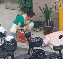 大奶熟妇邻居不穿奶罩，俯下身春光乍现2