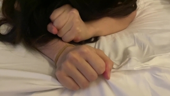 被后入爽到紧握双拳