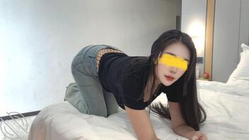 原创:牛仔裤翘臀裤里丝来了,窗前凌辱前凸后翘的极品人妻,多角度爆草内射0