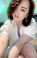 继续分享妈妈的骚照片，眼神真的是太淫荡了，看一次硬一次，供大家射屏