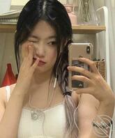 性感的骚货母狗自拍裸照0