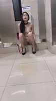 大学生活好呀！男厕所里谁的宠物拴着忘牵走了这下有的玩