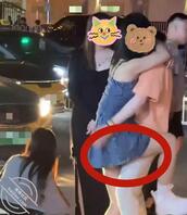 女子挂在男友身上,用大腿蹭男友大腿,路人都能感受到的渴望1