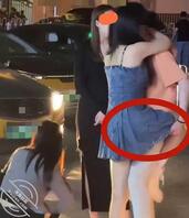 女子挂在男友身上,用大腿蹭男友大腿,路人都能感受到的渴望2