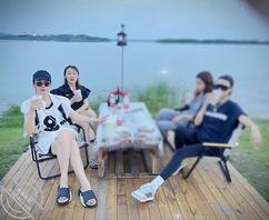 陪妈妈和朋友去野餐,然后被妈妈偷偷足交,射得妈妈满脚都是1