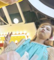 不穿胸罩穿个骚内裤你是真欠操啊，偷拍了个商场的美女裙底0