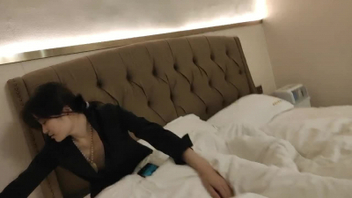 全网疯求的淫荡人妻！勾搭朋友的老婆出来喝酒约炮！