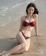 湿漉漉的比基尼，把视觉重心留给泳衣和碧海蓝天