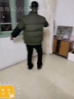 骚女去大爷家操逼，大爷急忙关门拉窗帘，最后射自己身上了